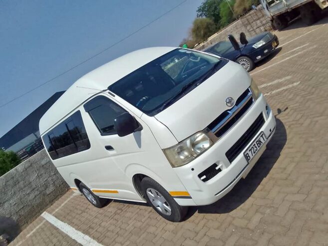 TOYOTA HIACE AUTO